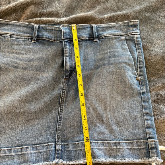 Denim Mini Skirt LOFT Frayed Hem Y2K Low Rise Jean Skirt Size 6 vintage - Picture 8 of 10